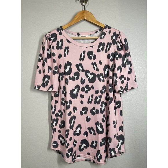 Lovely J Boutique Pink Leopard Top Women's Size L Soft Short Sleeve Blouse Curve - Picture 1 of 9